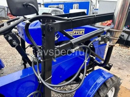 Минитрактор Русич Т-30 ВОМ 4x4 с фронтальным погрузчиком